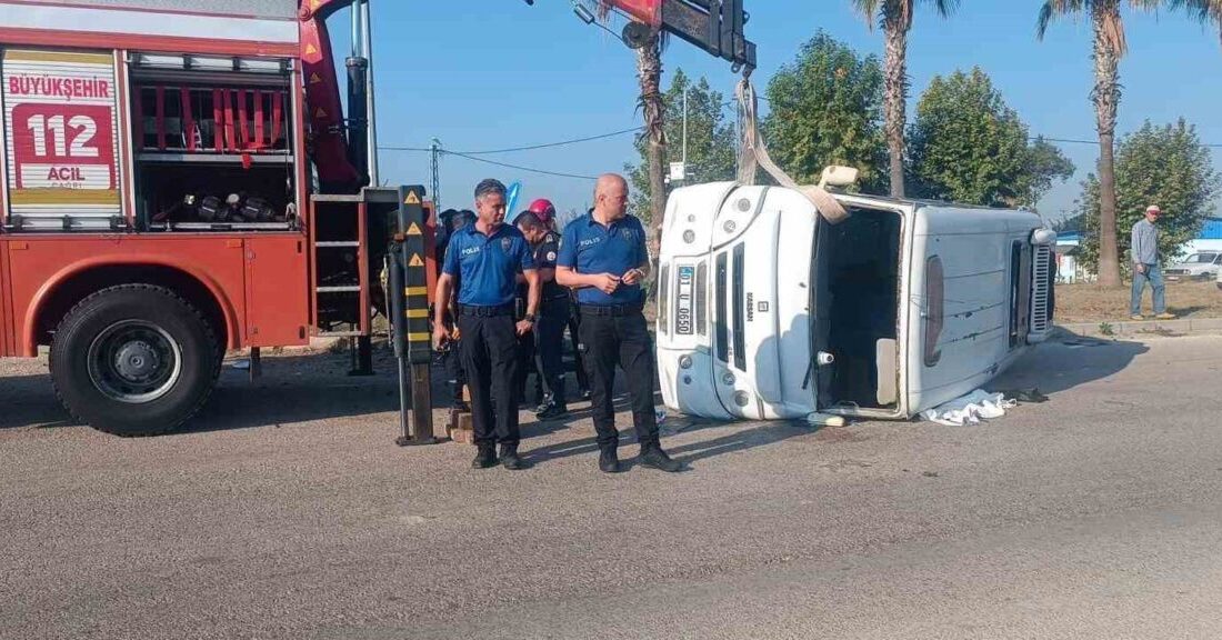 Ceyhan ilçesinde meydana gelen trafik kazasında minibüs ile otomobil çarpıştı,