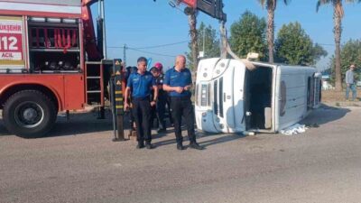 Ceyhan ilçesinde meydana gelen trafik kazasında minibüs ile otomobil çarpıştı,