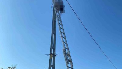 Sakarya’nın Kocaali ilçesinde bir elektrikçi, tırmandığı direkte elektrik akımına kapılarak