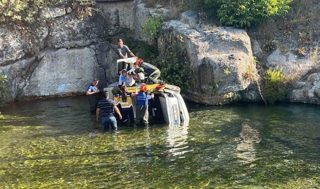 Denizli’nin Çivril ilçesinde bir otomobilin kontrolünü kaybetmesi sonucu yaklaşık 15