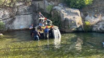 Denizli’nin Çivril ilçesinde bir otomobilin kontrolünü kaybetmesi sonucu yaklaşık 15
