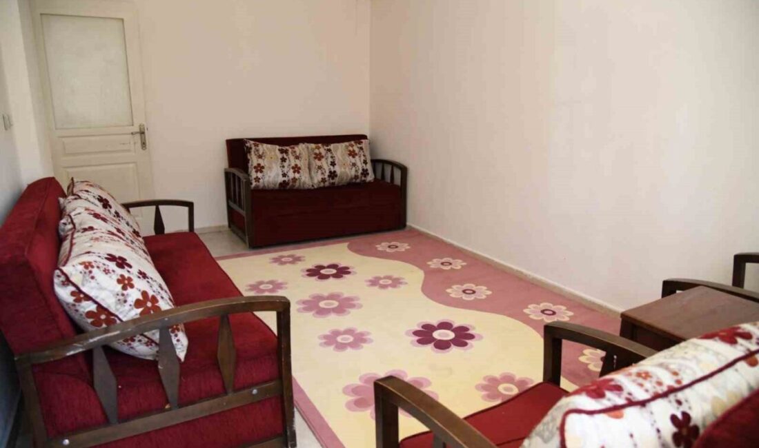 Manisa’nın Yunusemre ilçesinde bulunan bir evden yaklaşık 35 ton çöp