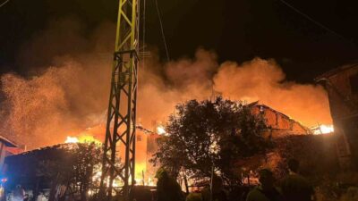 Çorum’un Bayat ilçesinde çıkan yangında, ilk raporlara göre 2 ev