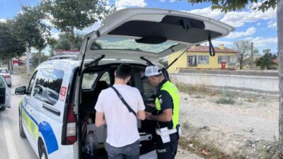 Çorum’da polis ekipleri, dronlarla desteklenen bir denetim gerçekleştirerek kırmızı ışık
