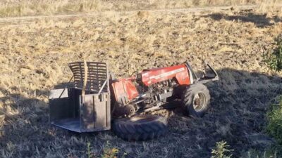 Çorum’da minibüs, traktöre arkadan çarpıp onu yoldan çıkararak şarampole düşmesine