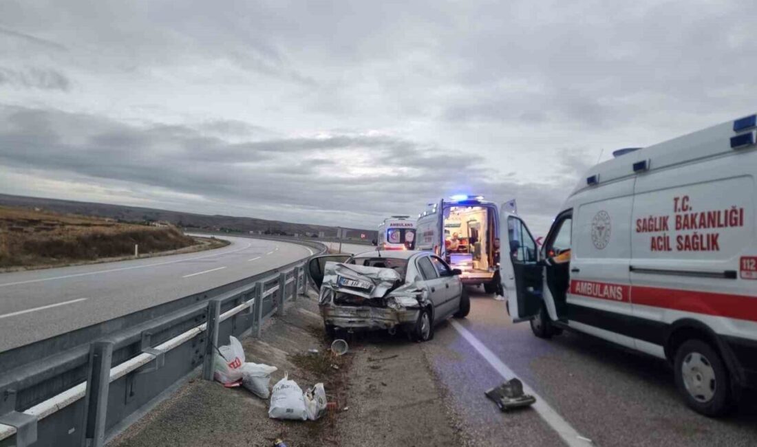 Alaca ilçesinde bariyerlere çarpan araçta bulunan beş kişi yaralandı. Yaşanan