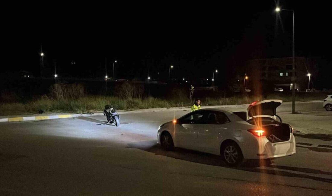 Çorum’da meydana gelen bir trafik kazasında otomobil ile motosiklet çarpıştı