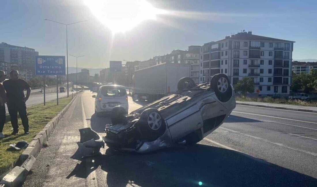 Çorum’da meydana gelen trafik kazasında bir otomobil orta refüje çarptıktan