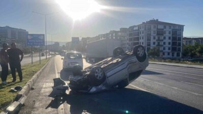 Çorum’da meydana gelen trafik kazasında bir otomobil orta refüje çarptıktan