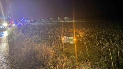 Çorum’un Alaca ilçesinde meydana gelen trafik kazasında otomobil tarlaya uçtu