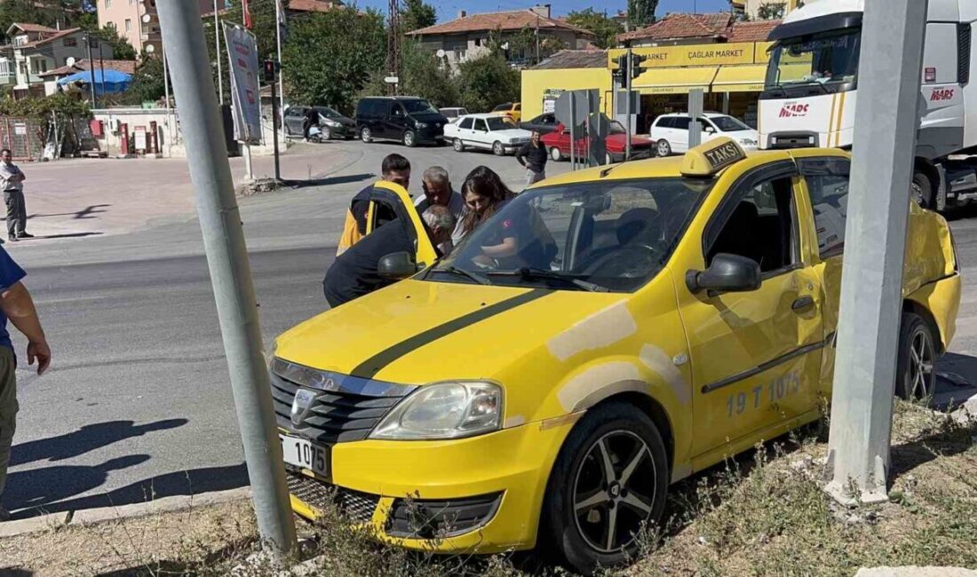 Çorum’un Sungurlu ilçesinde, ticari taksinin bir tır ile çarpışması sonucunda
