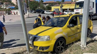 Çorum’un Sungurlu ilçesinde, ticari taksinin bir tır ile çarpışması sonucunda
