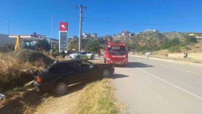 Çorum’un İskilip ilçesinde meydana gelen trafik kazasında, bir aracın yoldan