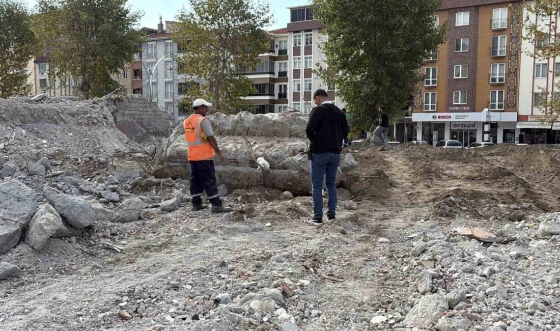 Çorum’da, 23 Nisan Ortaokulu’nun eski binasının yıkımı sırasında toprak altında