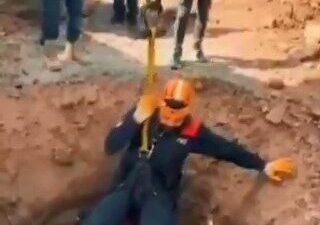 Bingöl ilinde, Yamaç köyünde 10 metre derinliğindeki çukurda mahsur kalan