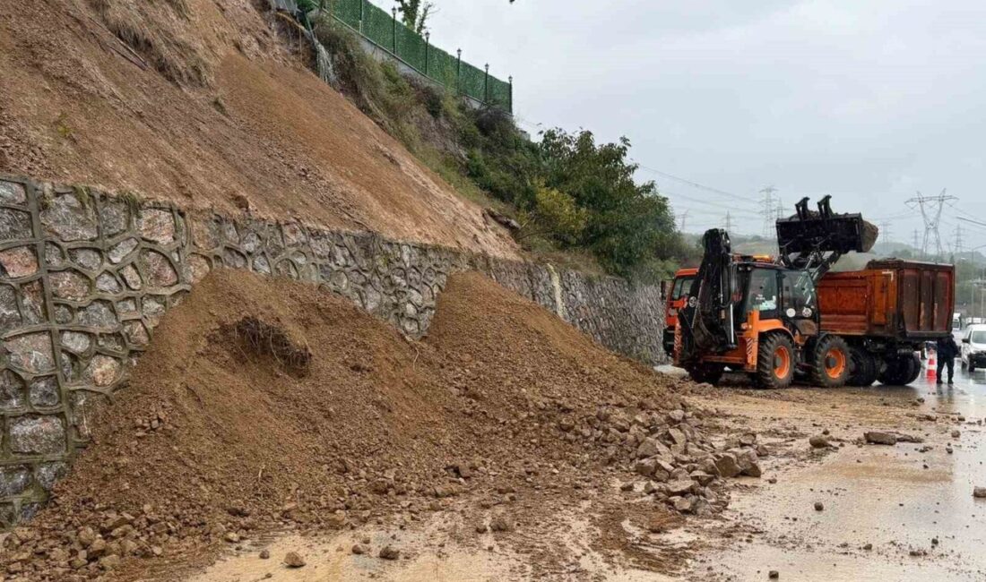Sakarya’nın Serdivan ilçesinde D-100 kara yolunda yağış nedeniyle toprak kayması