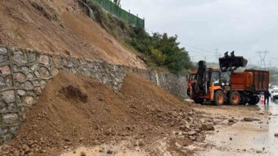 Sakarya’nın Serdivan ilçesinde D-100 kara yolunda yağış nedeniyle toprak kayması