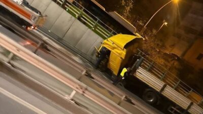 Kocaeli İzmit ilçesinde bir tır duvara çarptı ve sürücü yaralandı.