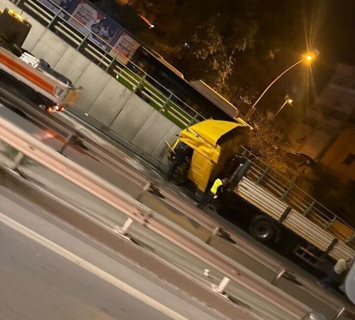 Kocaeli İzmit ilçesinde bir tır duvara çarptı ve sürücü yaralandı.