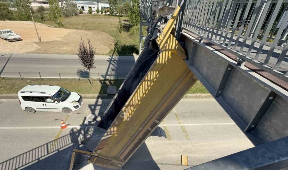 Tokat’ta bir tır, seyir halindeyken damperi açılarak yaya üst geçidine