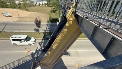Tokat’ta bir tır, seyir halindeyken damperi açılarak yaya üst geçidine