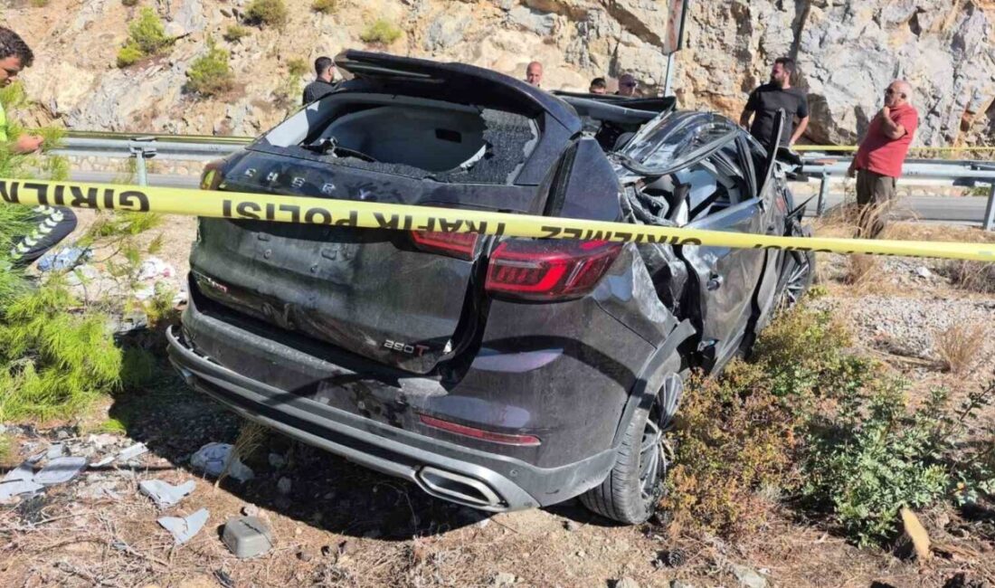 Muğla’nın Datça ilçesinde bir Chery marka aracın bariyerlere çarpıp yoldan