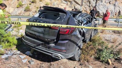 Muğla’nın Datça ilçesinde bir Chery marka aracın bariyerlere çarpıp yoldan