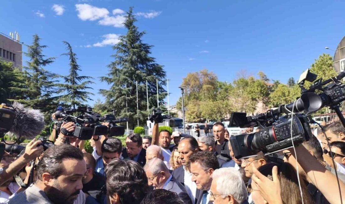 Gelecek Partisi’nin kapatılmasının ardından Genel Başkanlığı sona eren Ahmet Davutoğlu,