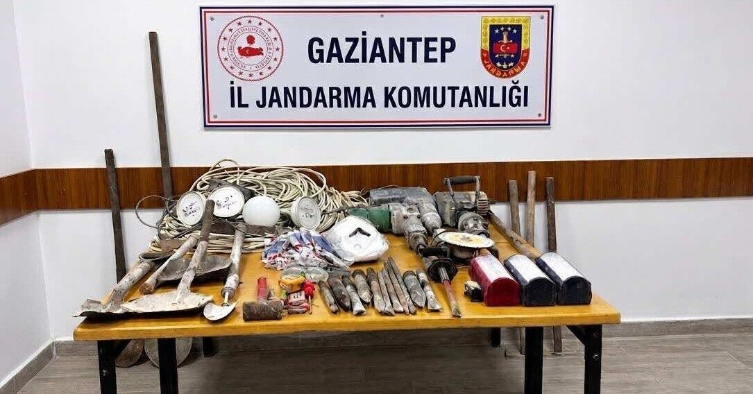 Gaziantep’in Nurdağı ilçesinde, ormanlık alanda define aramak amacıyla izinsiz kazı
