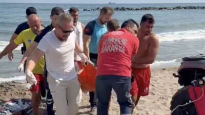 Sakarya’nın Karasu ilçesinde suyun üstünde hareketsiz bir şekilde bulunan bir