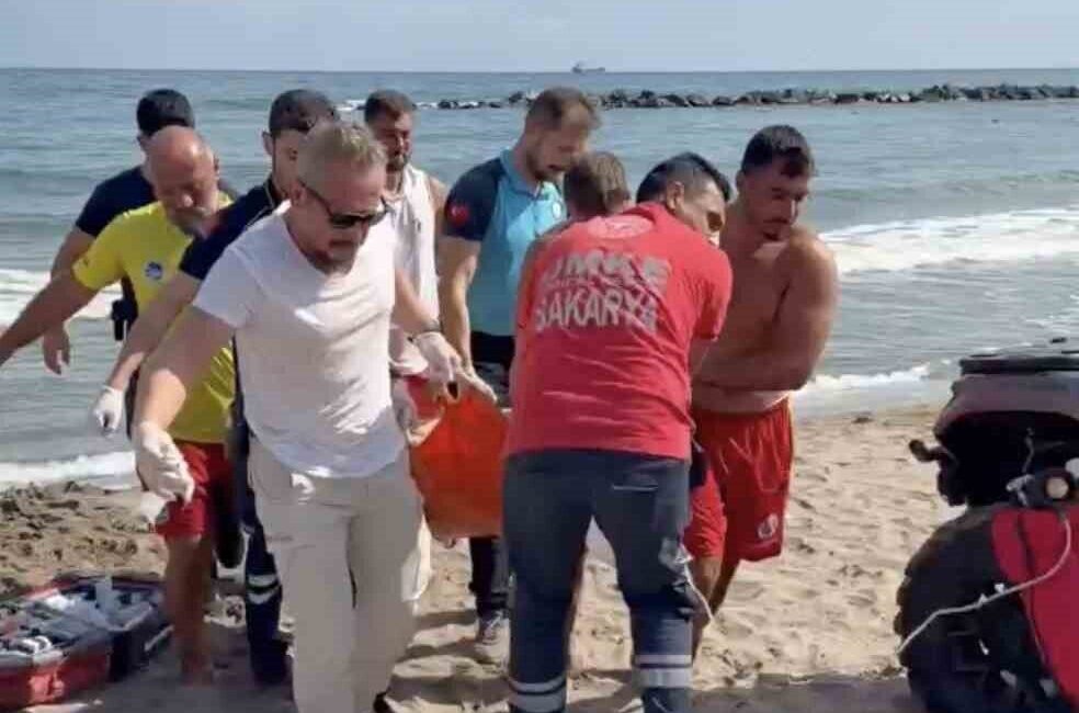 Sakarya’nın Karasu ilçesinde suyun üstünde hareketsiz bir şekilde bulunan bir