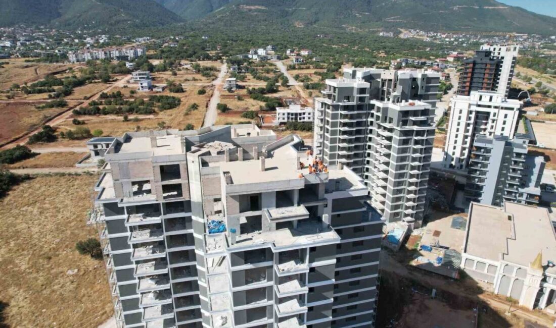 Denizli’de, ücretlerini alamadıkları iddiasıyla rezidans inşaatının çatısına çıkan işçilerin eylemi,