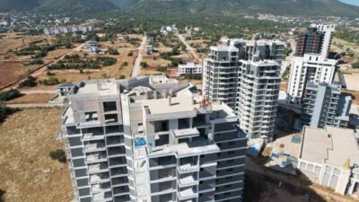 Denizli’de, ücretlerini alamadıkları iddiasıyla rezidans inşaatının çatısına çıkan işçilerin eylemi,