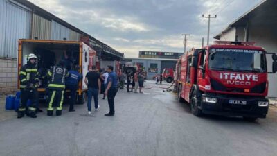 Denizli’nin Merkezefendi ilçesindeki bir hurdalık deposunda meydana gelen yangın, itfaiye