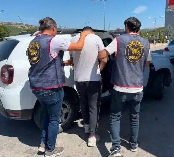 Denizli’nin Tavas ilçesinde bir yaşlı vatandaş, kendilerini polis olarak tanıtarak