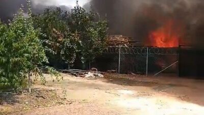 Bursa’nın Yıldırım ilçesinde bir depoda meydana gelen yangın, itfaiye ekipleri