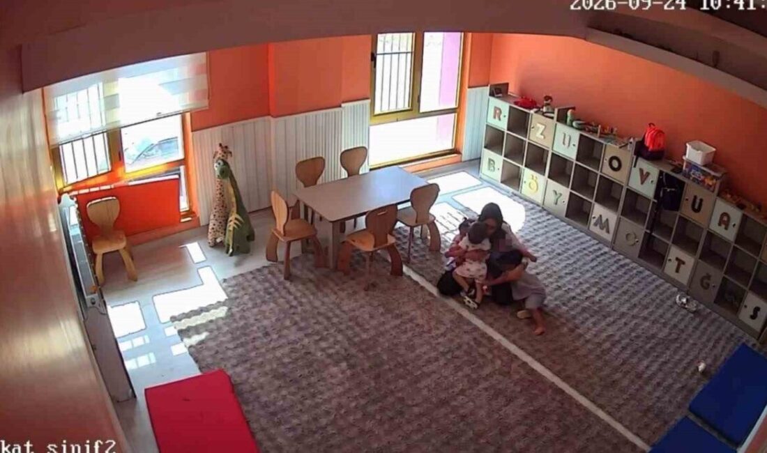 Şanlıurfa’da meydana gelen 5,4 büyüklüğündeki deprem esnasında, kreşteki öğretmenler çocukları