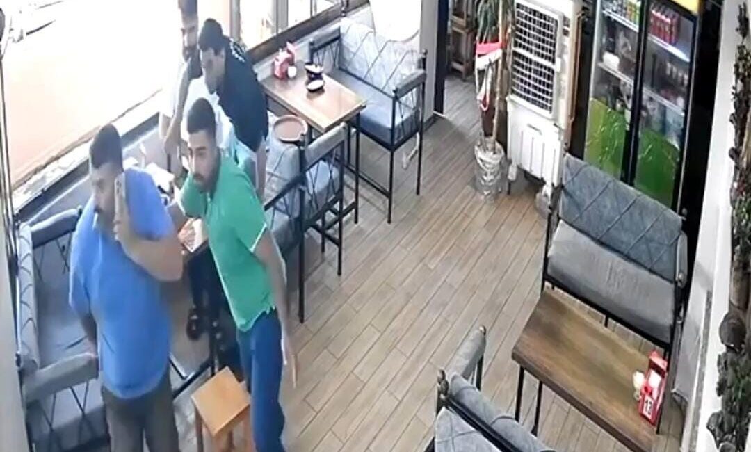 Şanlıurfa’da yaşanan deprem sırasında bir lokantada bulunan bir vatandaşın terlikleri