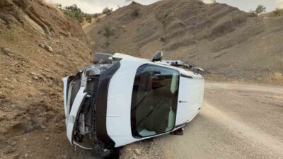 Hakkari’nin Derecik ilçesinde meydana gelen bir trafik kazasında, bir otomobil