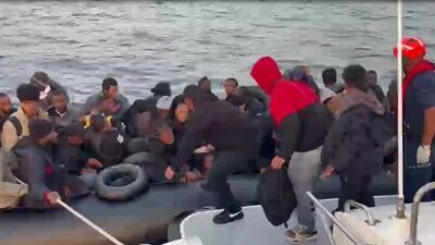 Didim ilçesinde bulunan Sahil Güvenlik Botu (TCSG-21), lastik bir bot