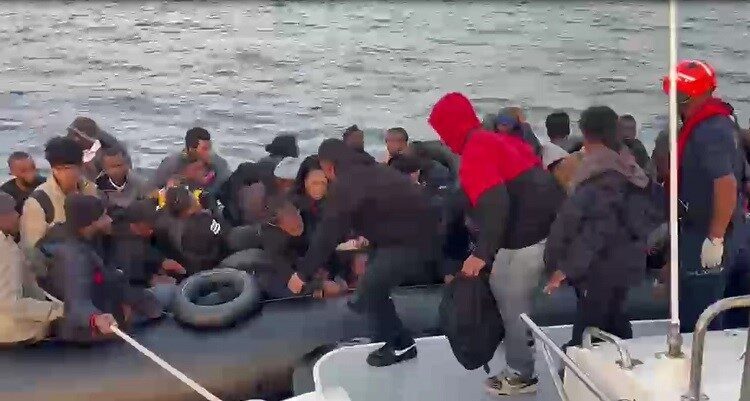 Didim ilçesinde bulunan Sahil Güvenlik Botu (TCSG-21), lastik bir bot