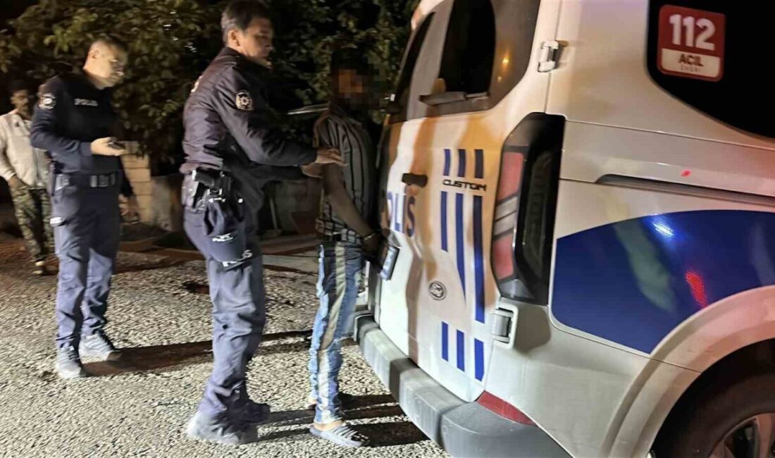 Burdur’da yaşanan trafik kazasında, park halindeki 2 araca çarpan otomobilin