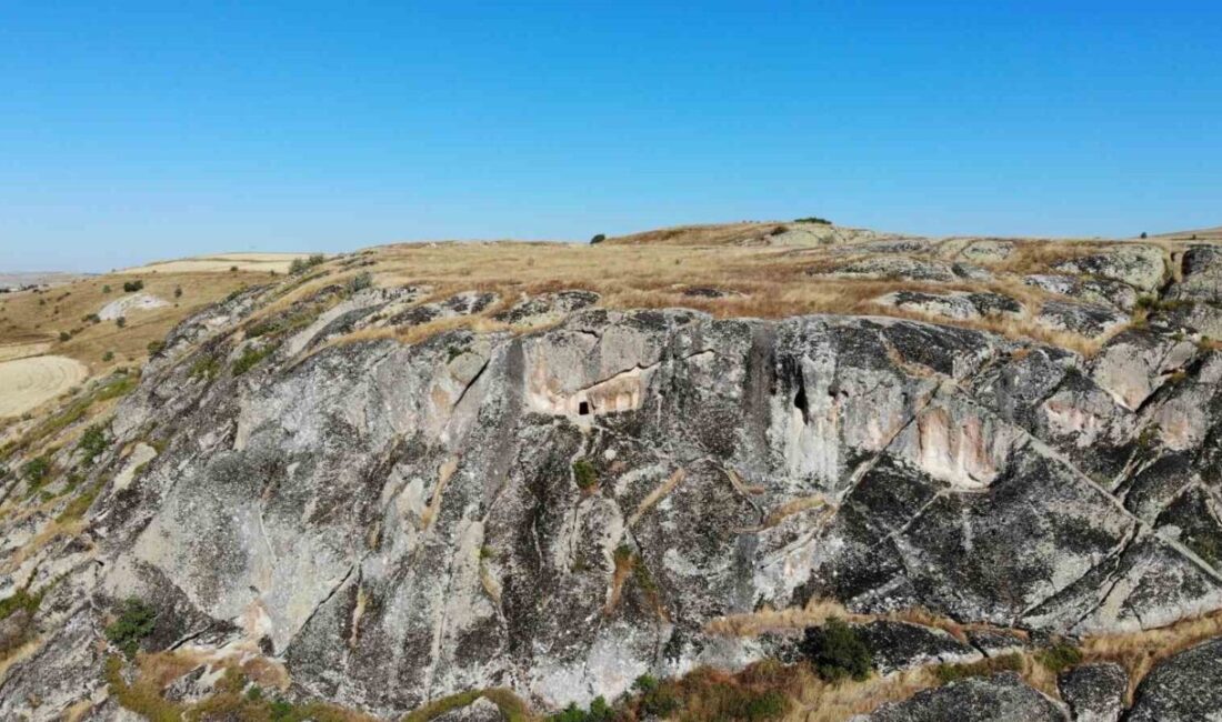 Yozgat’ın Saraykent ilçesinde bulunan Divanlı Kayalıkları, görkemli yapısı ve katman