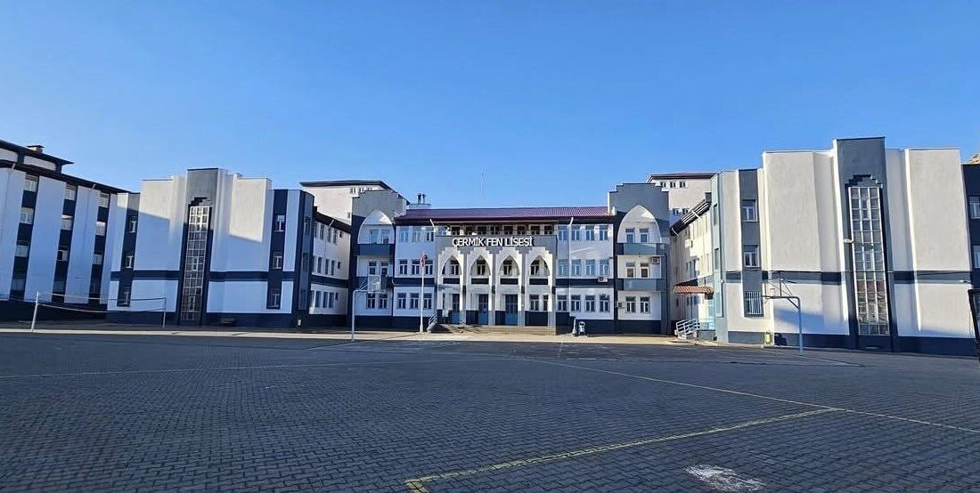 Çermik ilçesinde bulunan bir lisede yaşanan olayda, 11 öğrencinin yedikleri