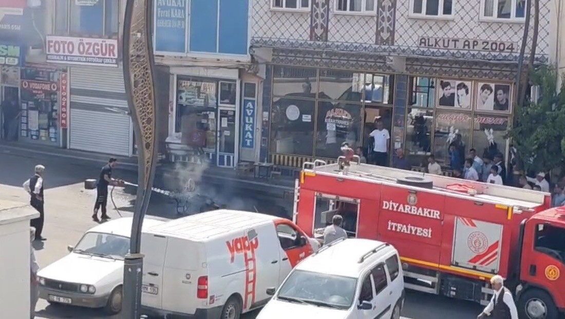 Çermik ilçesinde, bir motosiklet aniden alev aldı ve kullanılamaz hale