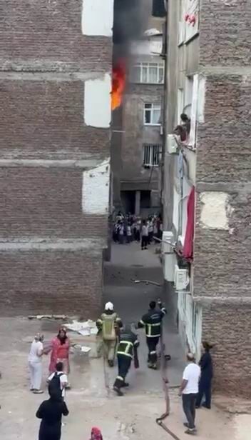 Sur ilçesinde bir evde meydana gelen yangın paniğe sebep oldu.