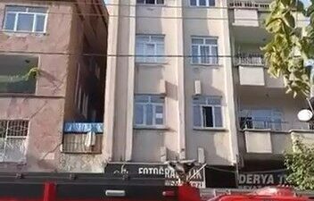 Diyarbakır’ın Bağlar ilçesinde bir evde meydana gelen yangın, itfaiye ekiplerinin