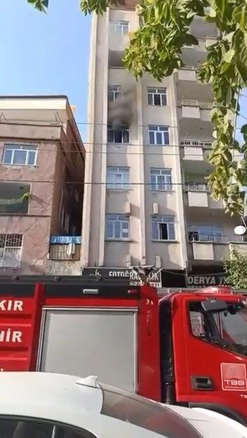 Diyarbakır’ın Bağlar ilçesinde bir evde meydana gelen yangın, itfaiye ekiplerinin
