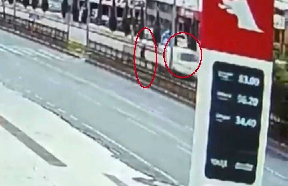 Diyarbakır’ın Yenişehir ilçesinde, bir kişinin yolun karşısına geçmeye çalışırken bir