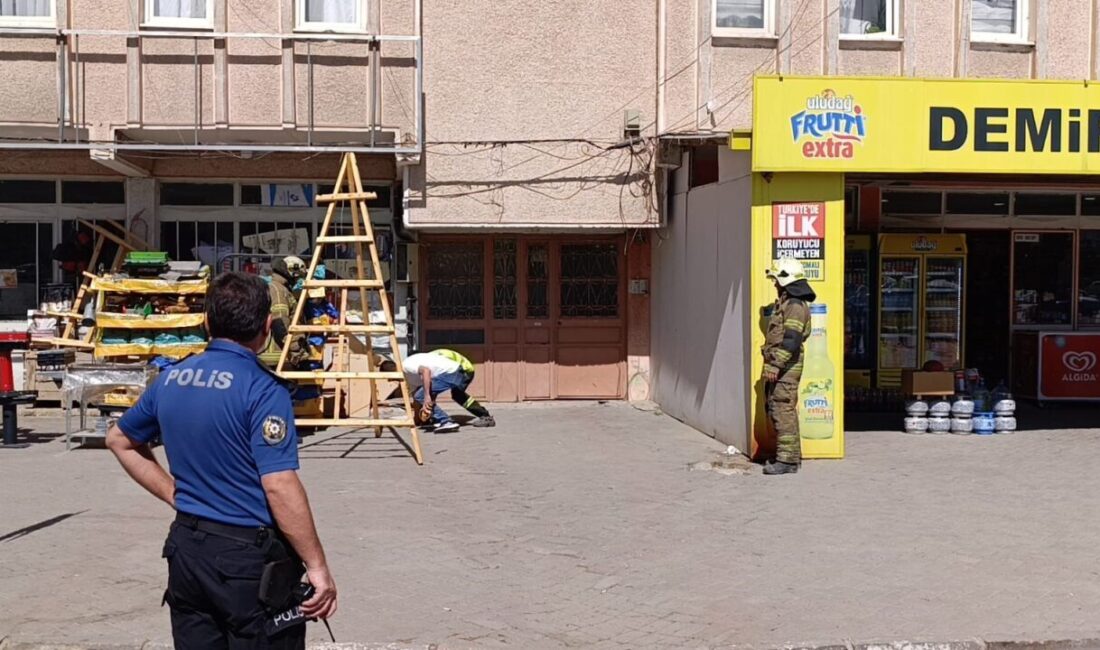 Bir apartmanın girişinde meydana gelen doğalgaz borusu sızıntısı, Bursa’nın İnegöl